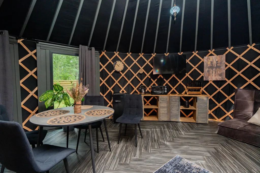 Юрта в лесу