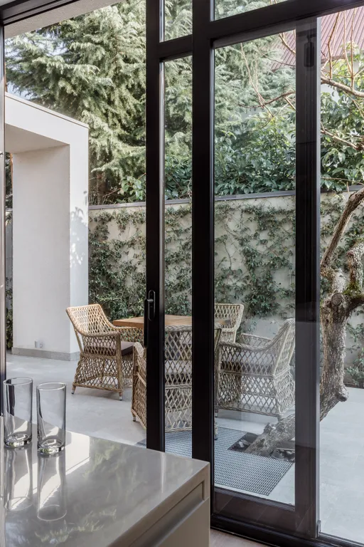 Дизайнерский трёхэтажный дом недалёко от моря