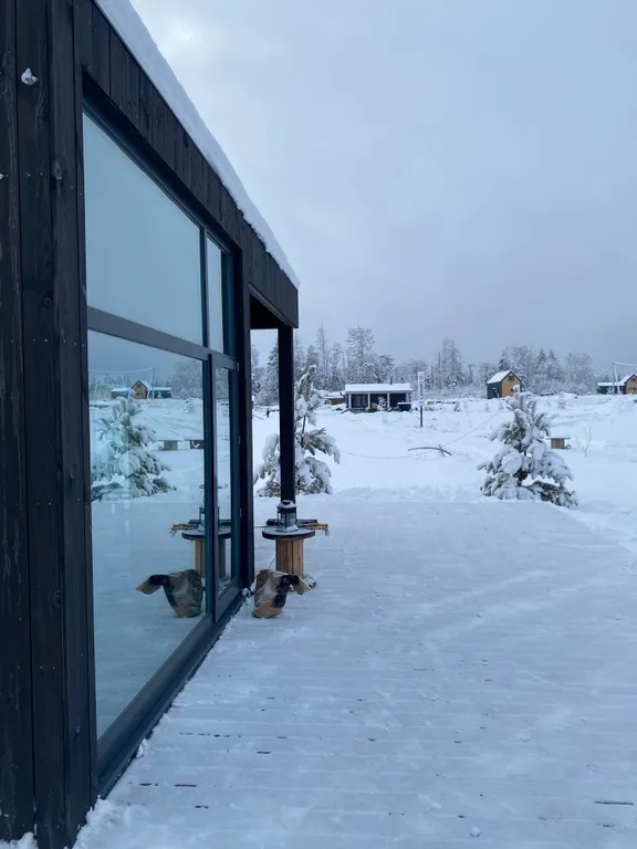 Уютный дом с панорамными окнами