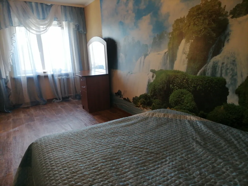 В самом центре города уютная двух комнатная квартира.