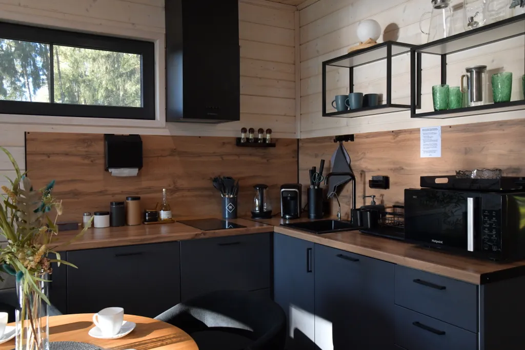 Уютный дом на живописной поляне в лесу с панорамными окнами