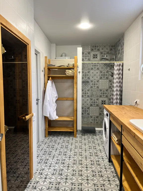 Уютный дом у моря с террасой, баней и теплым бассейном