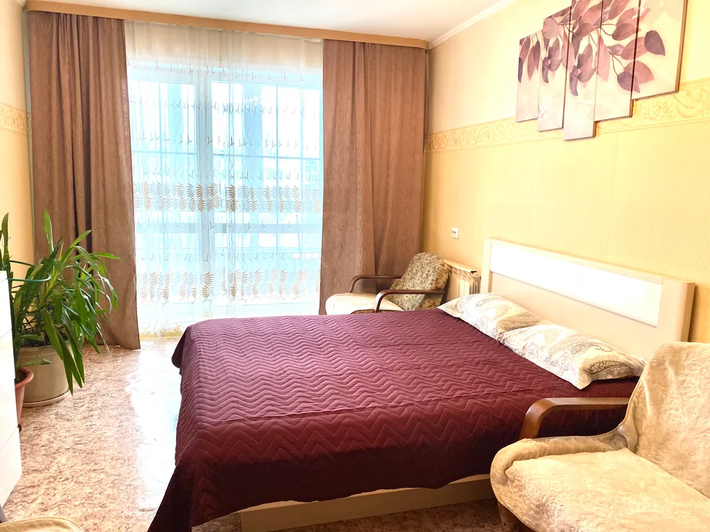 Квартира в центре города в тихом дворике с видом из окон на парк — аренда посуточно в Томск