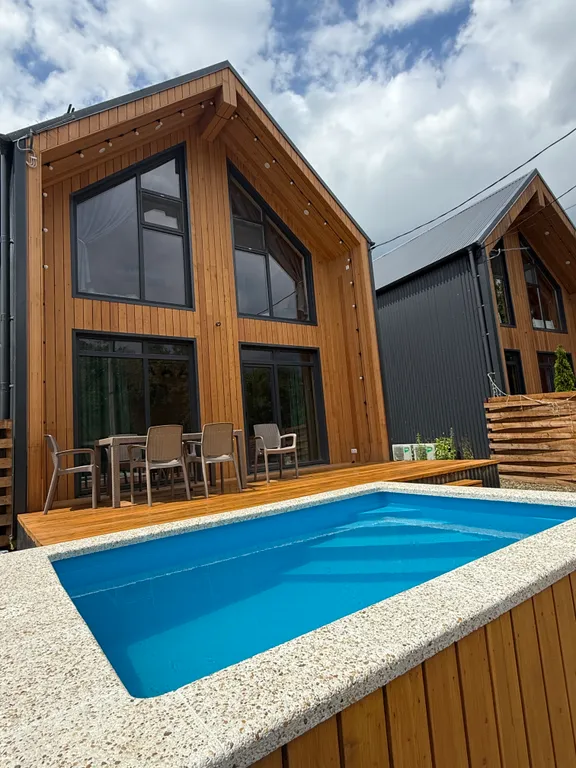 Барнхаус с бассейном и видом на реку
