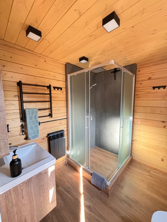 Уютный домик у леса с камином и панорамными окнами