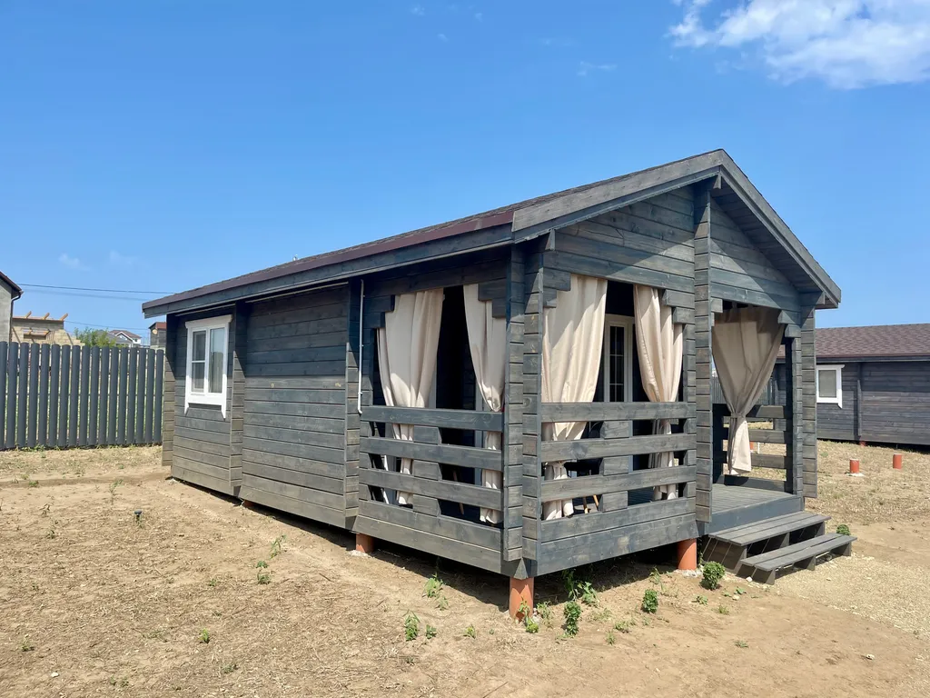 Новый деревянный домик у моря