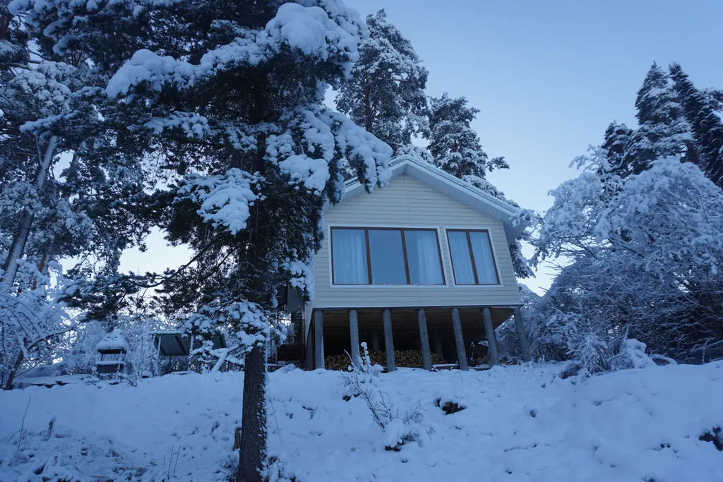 Домик на горке с баней