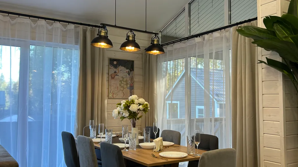 Загородный дом с большой террасой, кострищем и лесом