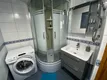 Ванная и туалет в квартире раздельные. В ванной также есть стиральная машина (предоставляется небольшое количество стирального порошка).
