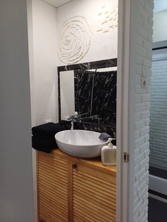 Светлая уютная квартира с большим ортопедическим диваном и кроватью