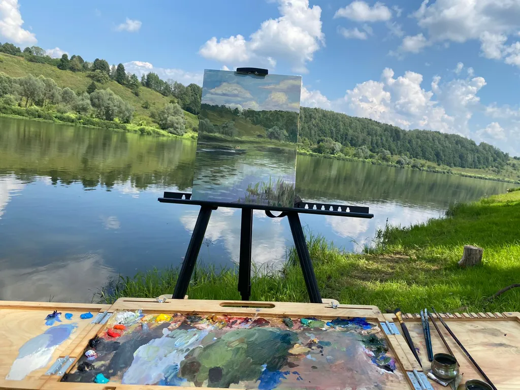 Современный уютный домик с камином на берегу реки Оки