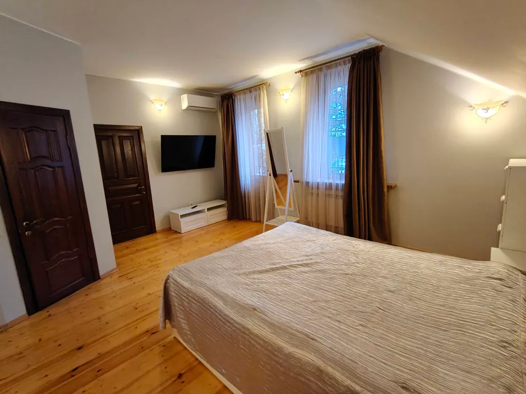 Частный дом с беседкой