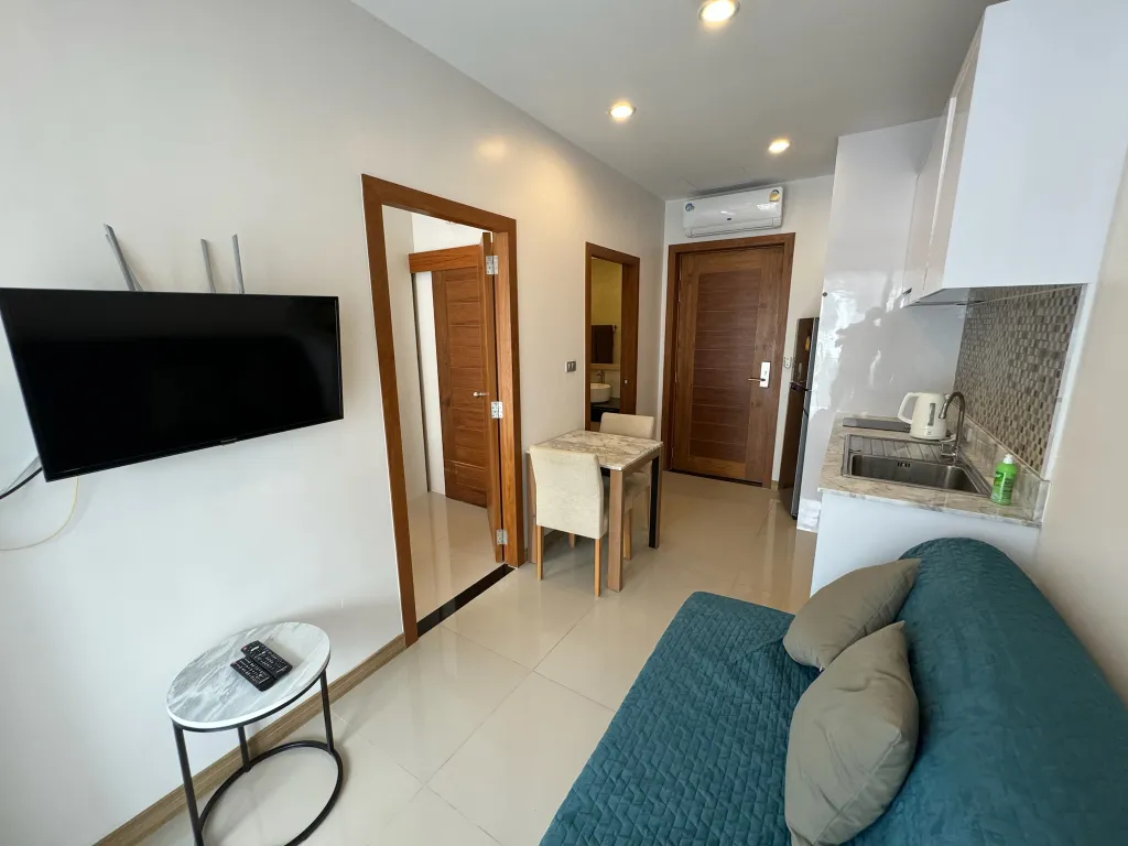 Уютная квартира у пляжа Карон с видовым бассейном на крыше