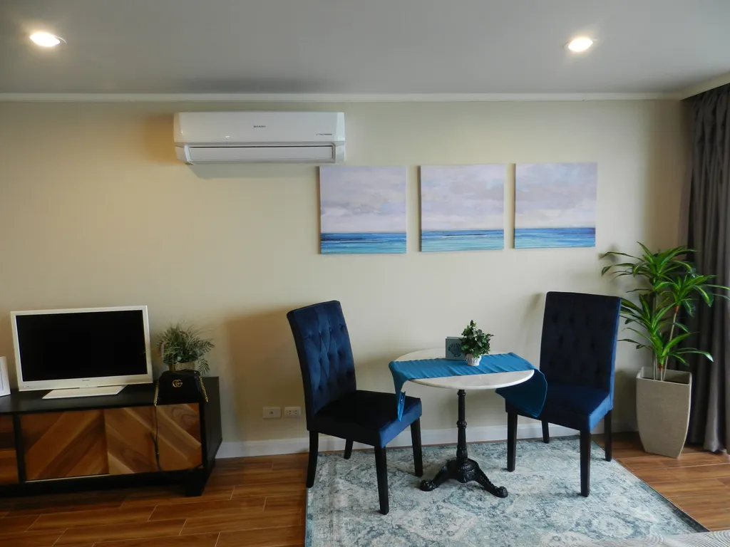 Студия с фронтальным видом на море