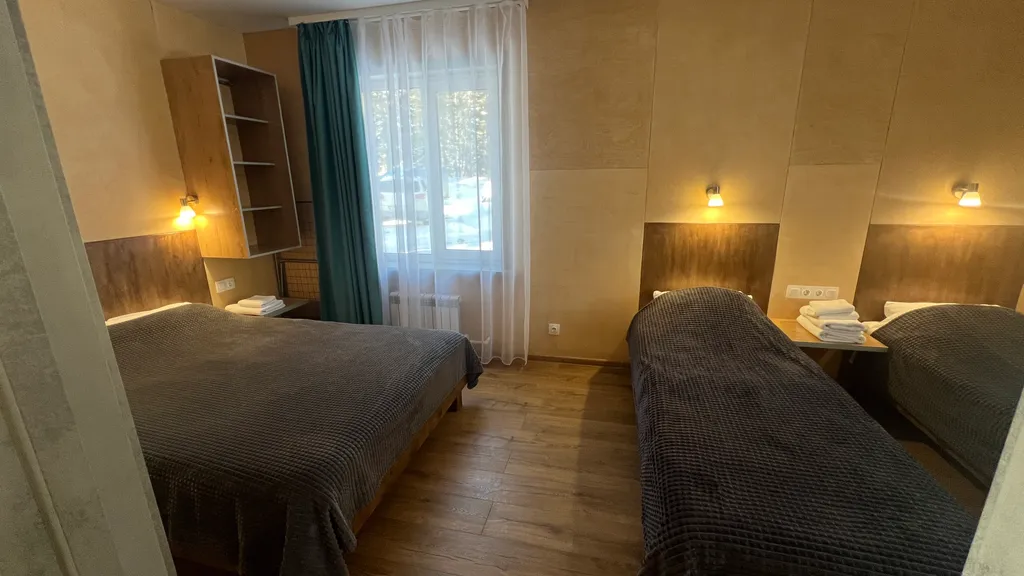 Дом вблизи подножья горы