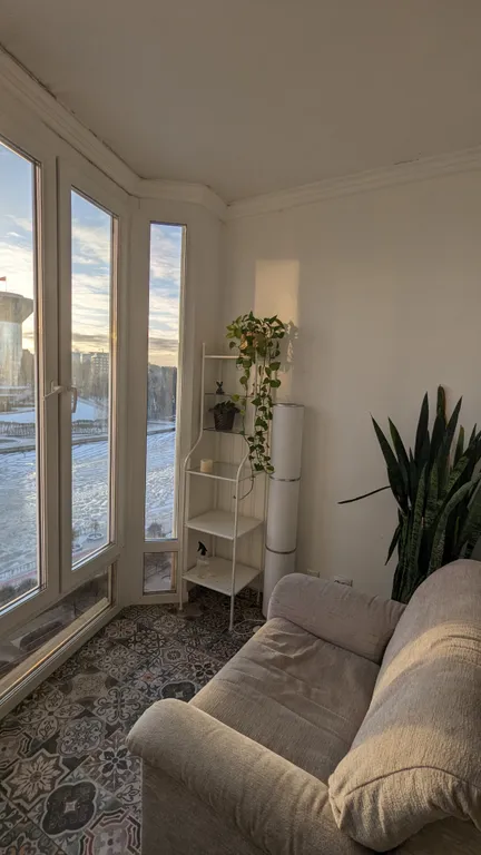 Студия с камином, деревом и видом на реку