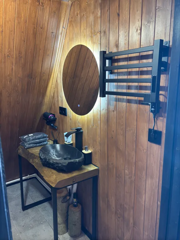 Дом афрейм с видом на горы и пруд