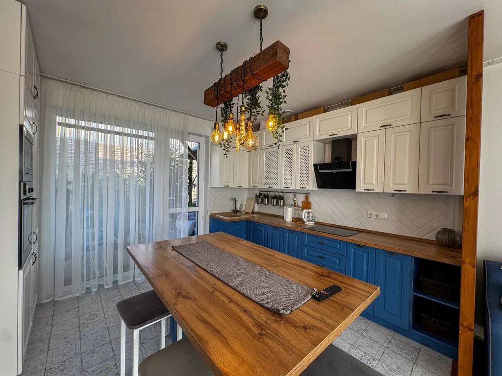 Таунхаус с дизайнерским ремонтом и террасой