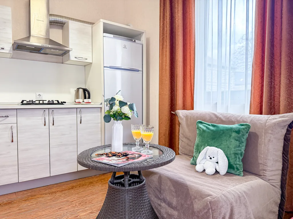 Номер на 4 человек с кухней на 1 этаже в центре, в 7 минутах до моря