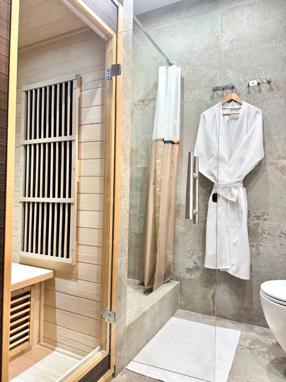 Студия бохо у набережной, с сауной, массажным креслом, проектором