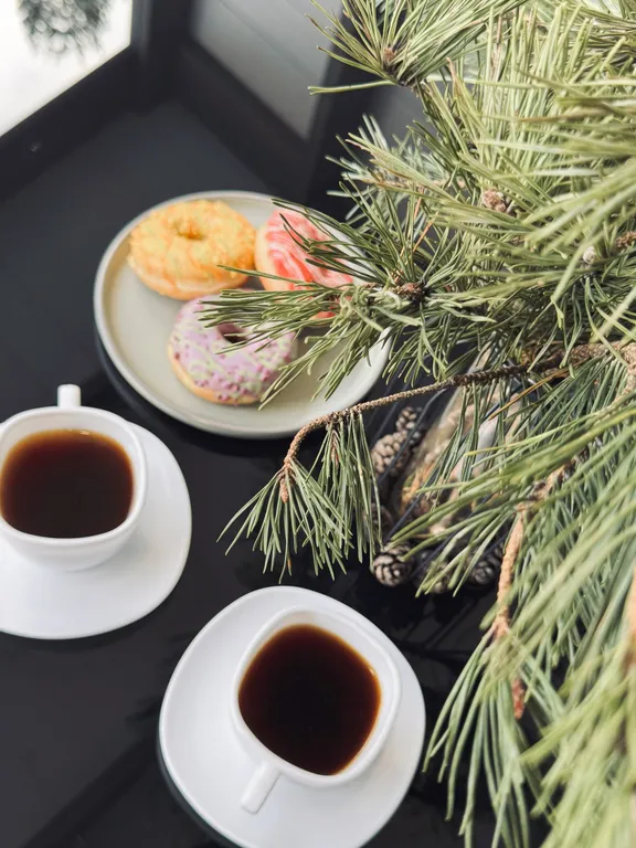 Дом у реки в сосновом лесу