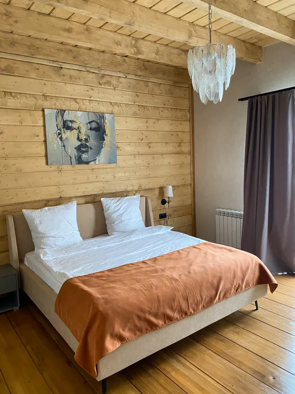 Трёхкомнатный коттедж в лесу у пруда