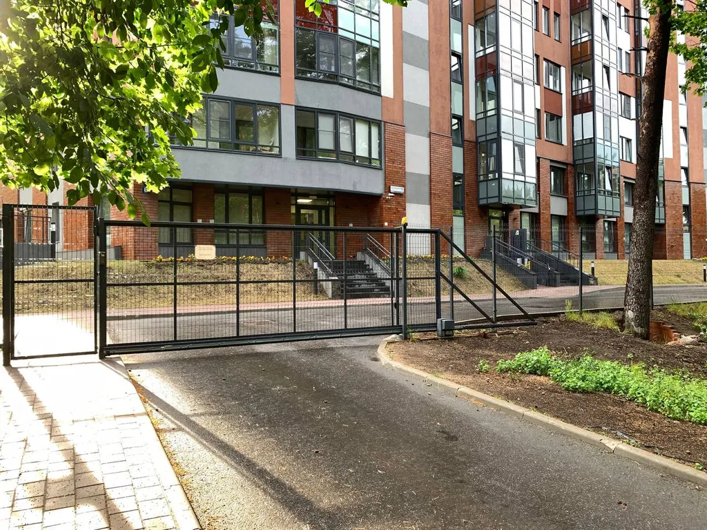 Дизайнерская студия с видом на сосны с закрытым двором