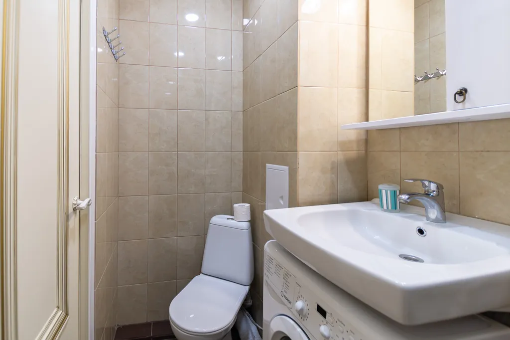 Истомáн для двоих с видом на город