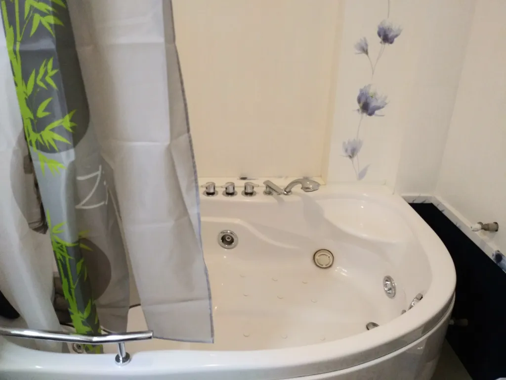 Эллинг на берегу моря