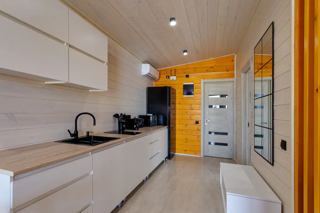 Современный дом на берегу моря