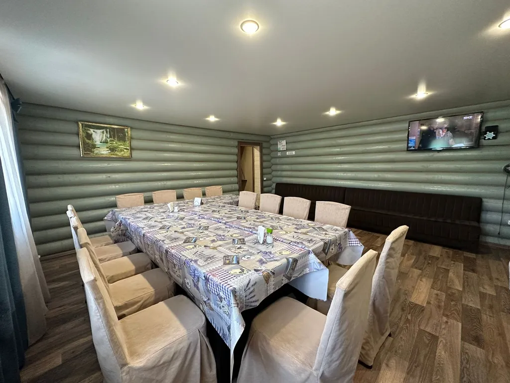 Отары с бассейном, рядом озеро