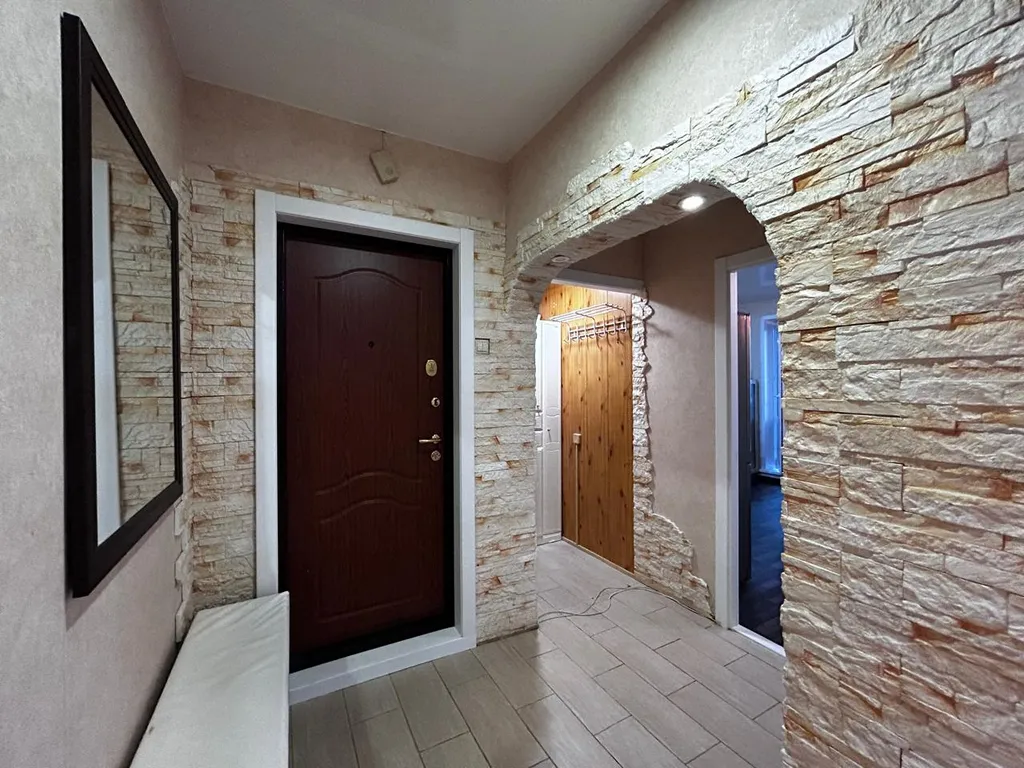 Современная трехкомнатная квартира с большой кухней