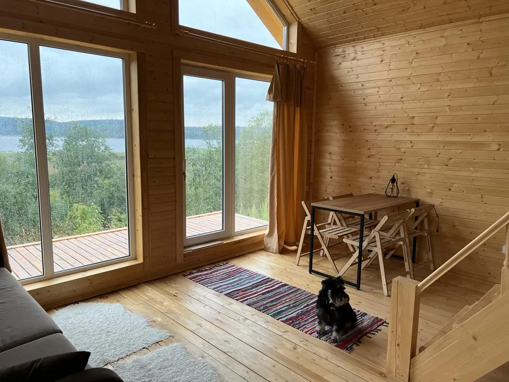 Домик с видом на озеро