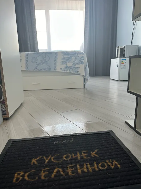 Уютная приятная комната с видом на город