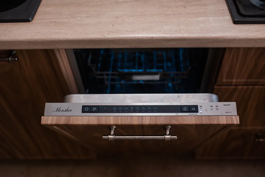 Двухэтажная квартира рядом с зимним лесом