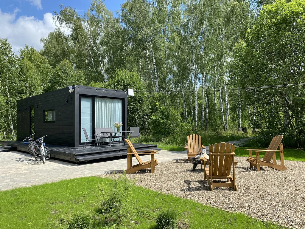 Домик ЕЖЕВИКА. Большой пруд с пляжем в глэмпинге "Усадьба Ягодное".