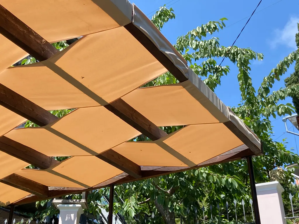 Светлая студия с двориком и парковкой