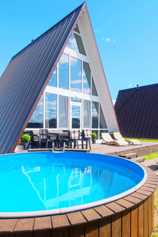 Панорамный домик с теплым бассейном в пяти минутах ходьбы от города