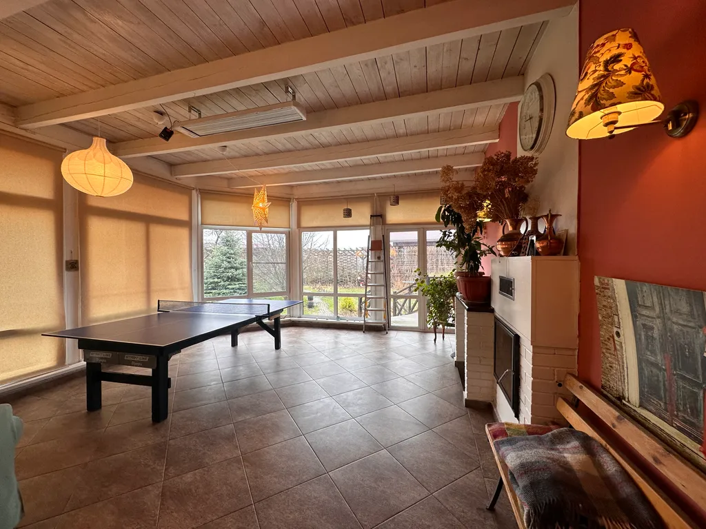 Просторный дом с живописным садом