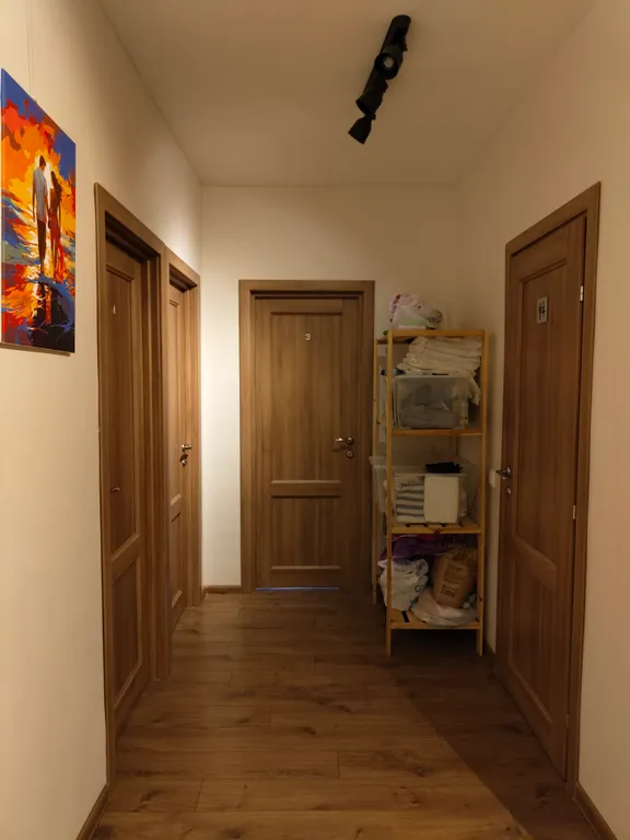 Уютная комната-студия у церкви на холме