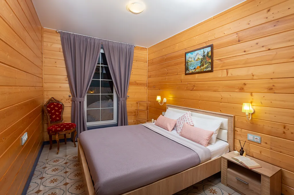 Дом с бассейном и сауной у леса