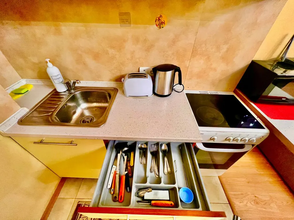 Квартира Уютная светлая студия в центре, ТЦ Вояж, парковка, кафе, аквапарк источник — Тюмень