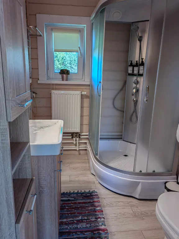 Красивый дом с камином на берегу живописной реки