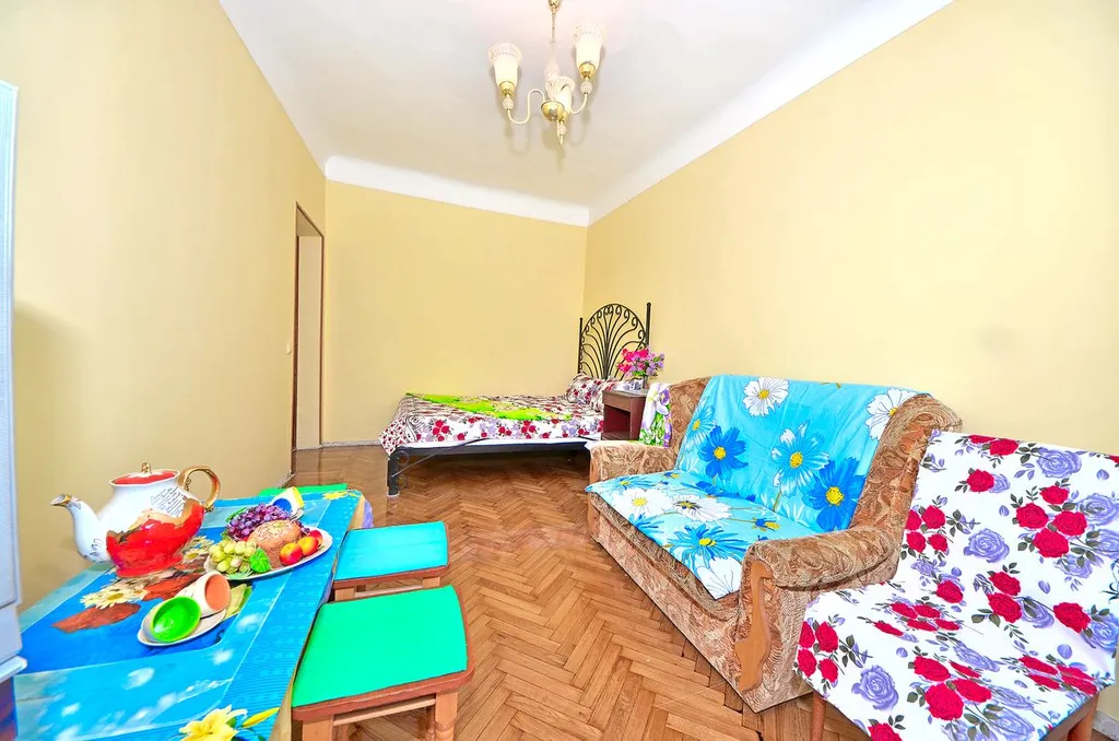 Видовая 1-комнатная квартира ,с балконом на набережной в Ялте