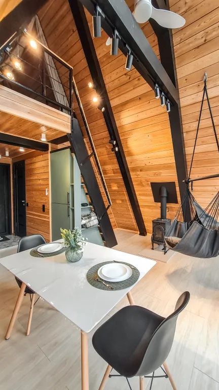 Треугольный домик с видом на лес и горы