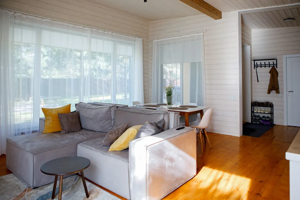 Дом с сауной и горячим чаном на участке с соснами