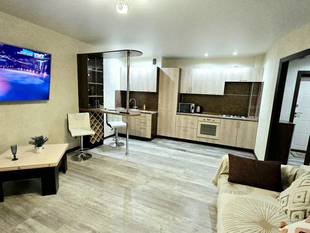 Шикарная квартира с огромным телевизором