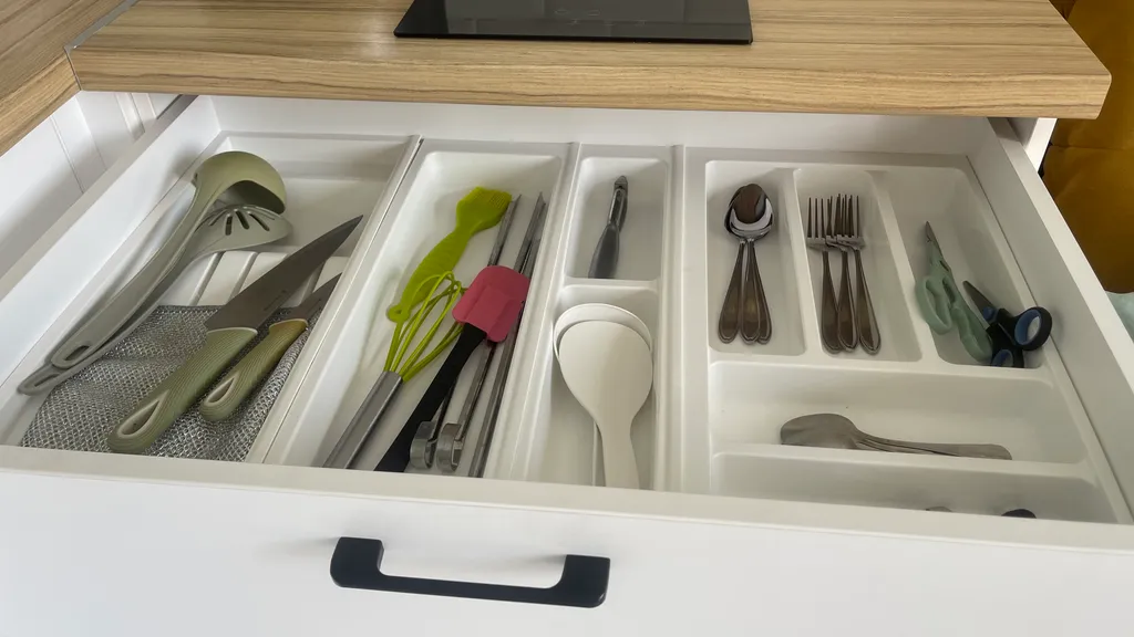 Современная студия для отдыха с видом на бассейн