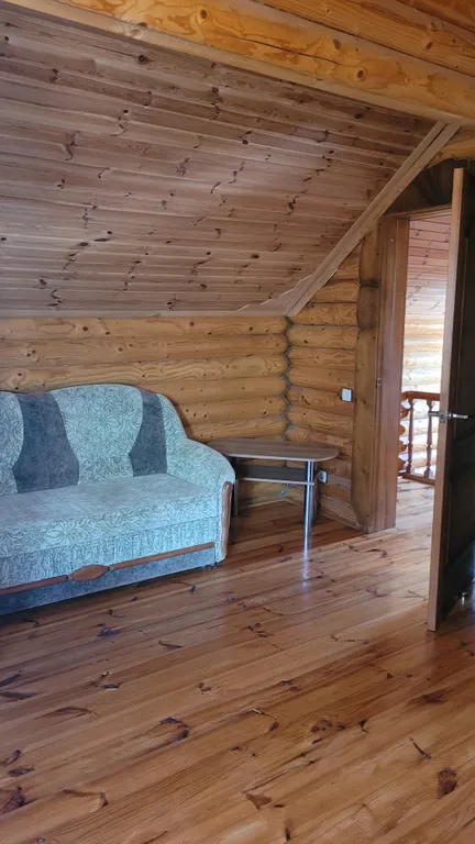 Деревянный домик возле моря