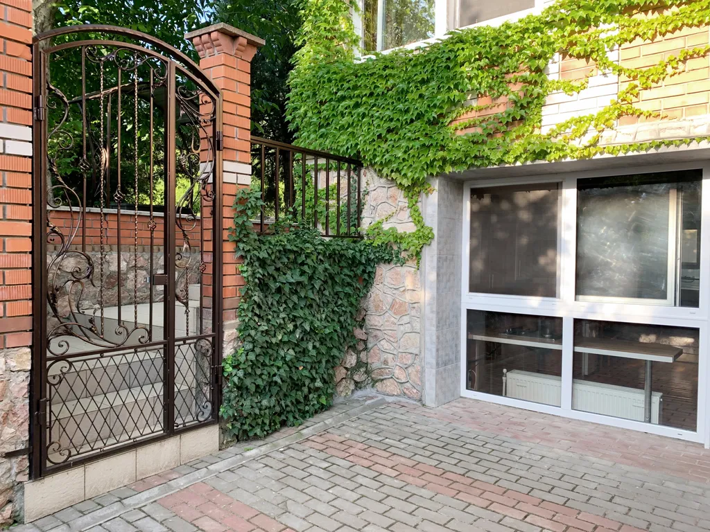 Коттедж Добротный кирпичный дом со своим двором в усадьбе Можжевеловый дворик — Айвовое